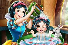 Белоснежка Купает Малышку - Snow White Baby Wash